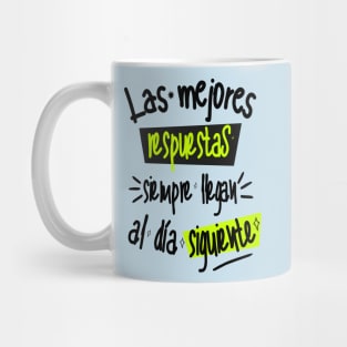 In Spanish, Phrase witty: The best answers always arrive the next day Mug